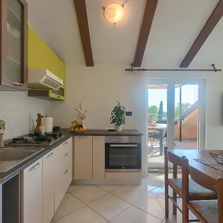 Ari And Bonnie - Cozy With Roof Terrace * Pula