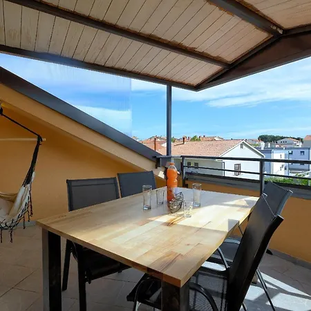 Ari And Bonnie - Cozy With Roof Terrace Apartment