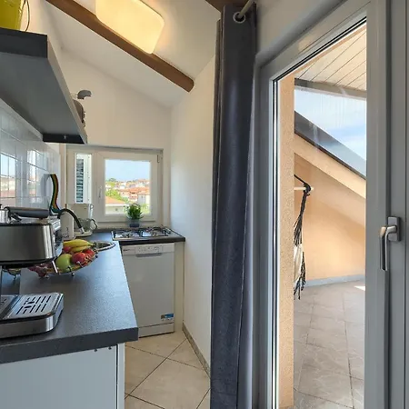 Ari And Bonnie - Cozy With Roof Terrace Apartment Pula