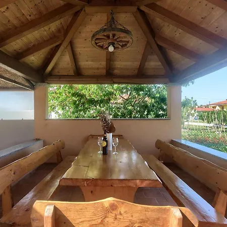 Ari And Bonnie - Cozy With Roof Terrace Apartmán