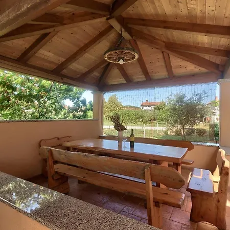 Ari And Bonnie - Cozy With Roof Terrace Apartmán