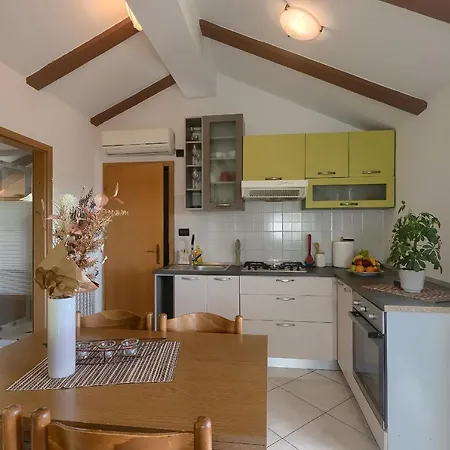 Ari And Bonnie - Cozy With Roof Terrace Apartment Pula