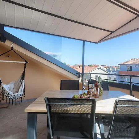 Apartment Ari And Bonnie - Cozy With Roof Terrace Pula