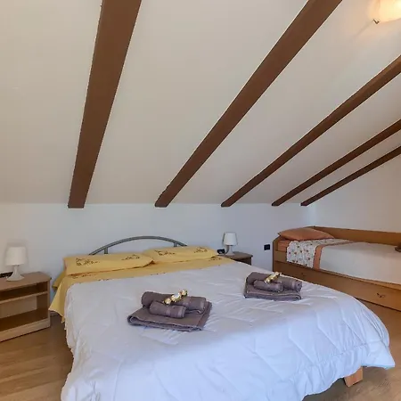 Ari And Bonnie - Cozy With Roof Terrace * Pula