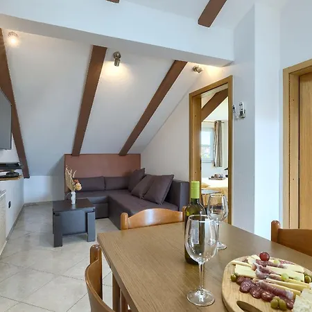 Ari And Bonnie - Cozy With Roof Terrace * Pula