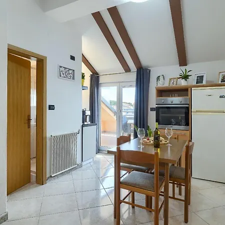 Ari And Bonnie - Cozy With Roof Terrace Apartmán