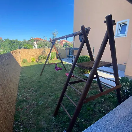 Ari And Bonnie - Cozy With Roof Terrace Apartment Pula