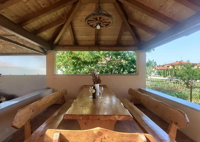 Ari And Bonnie - Cozy With Roof Terrace Apartman