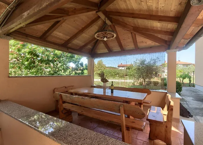 Ari And Bonnie - Cozy With Roof Terrace Apartman