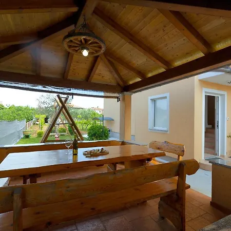 Ari And Bonnie - Cozy With Roof Terrace Apartman *