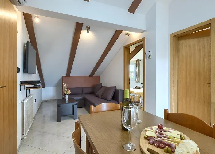 Ari And Bonnie - Cozy With Roof Terrace * Pula